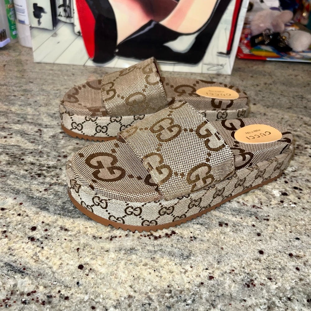 **EMT $2️⃣3️⃣7️⃣ BRAND NEW! NEVER WORN! BEAUTIFUL GG SANDALS!